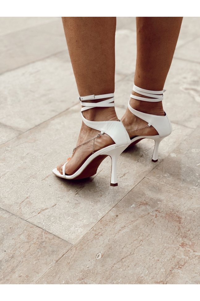 SANDALIA BLANCA CON CADENA SANDALIA BLANCA CON CADENA