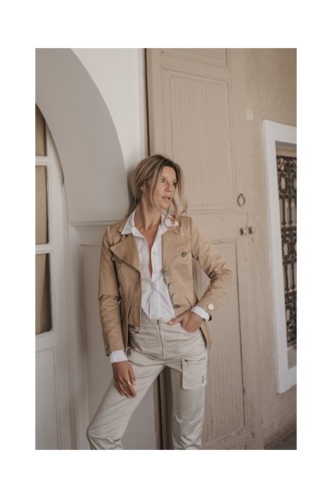 CHAQUETA CORTA CON BOLSILLOS
