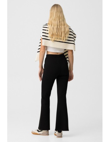 LEGGINS CON PIERNA FLARE